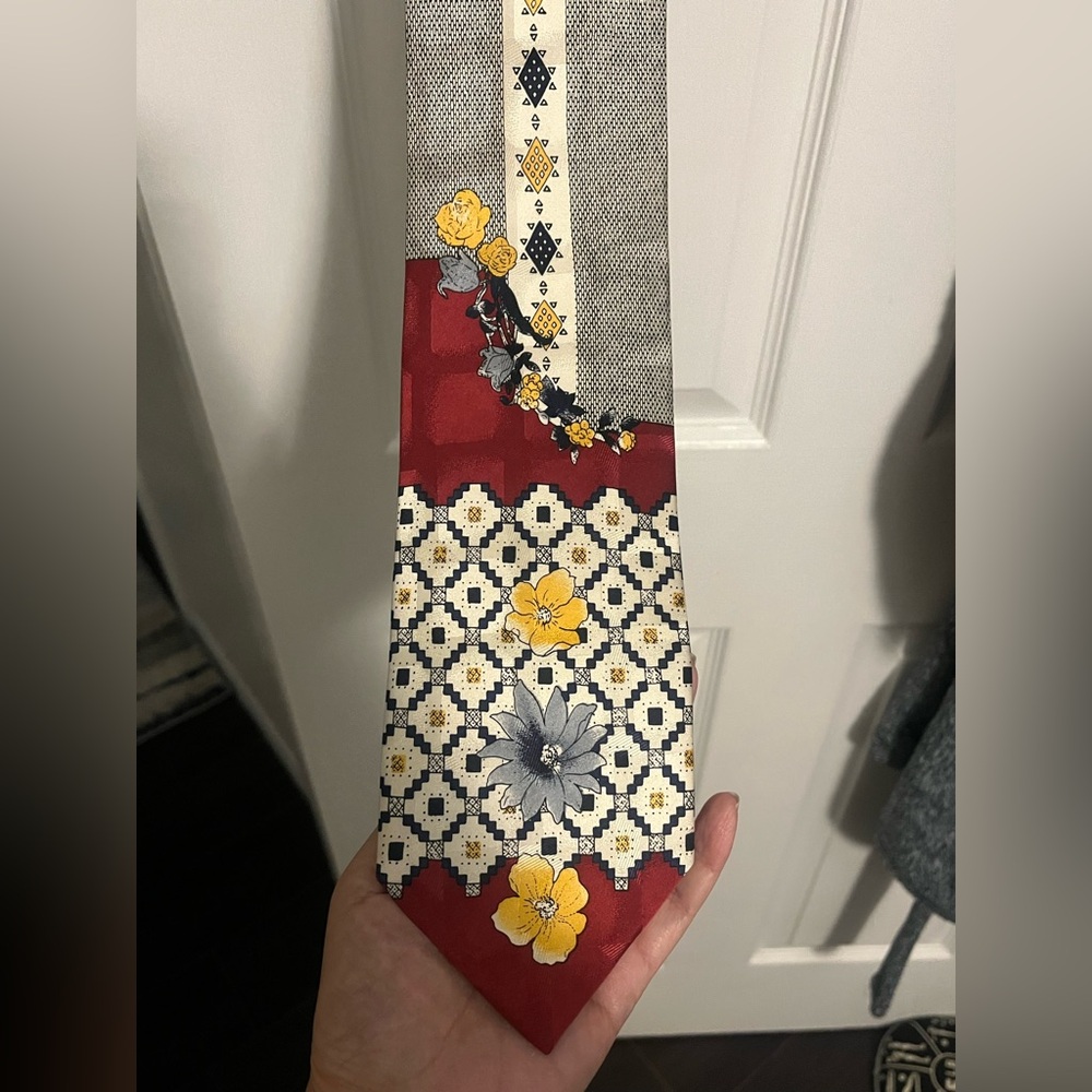 Floral Patterned Tie in Red and Gray